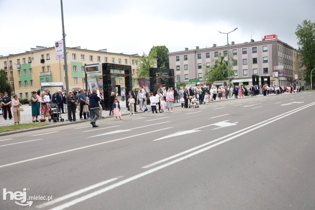 Procesja Parafii pw. Matki Bożej Nieustającej Pomocy w Mielcu