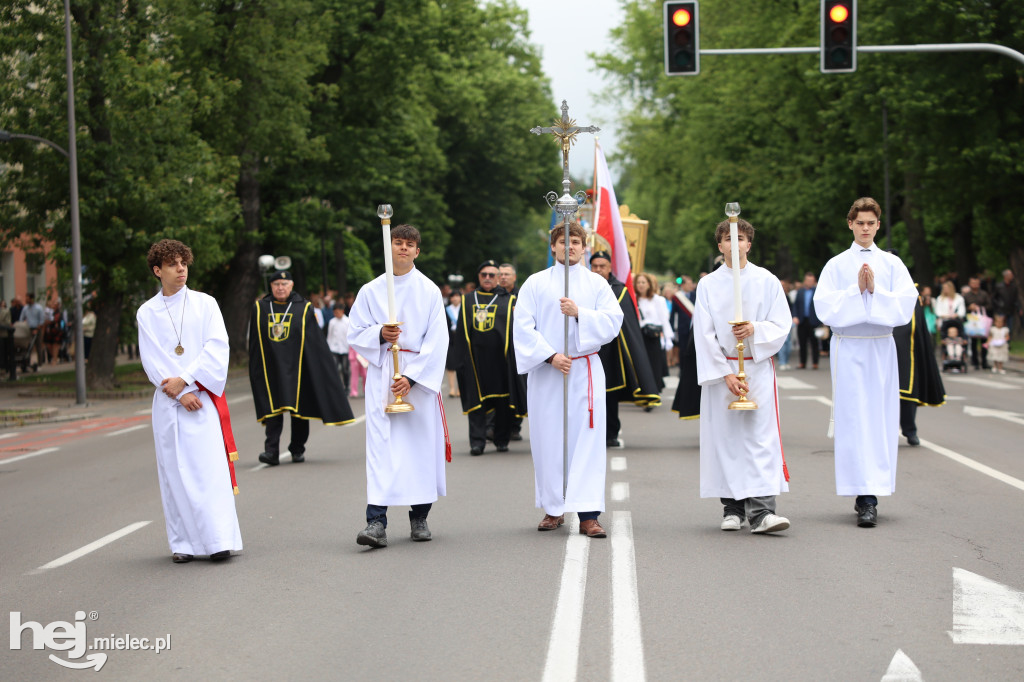 Procesja Parafii pw. Matki Bożej Nieustającej Pomocy w Mielcu