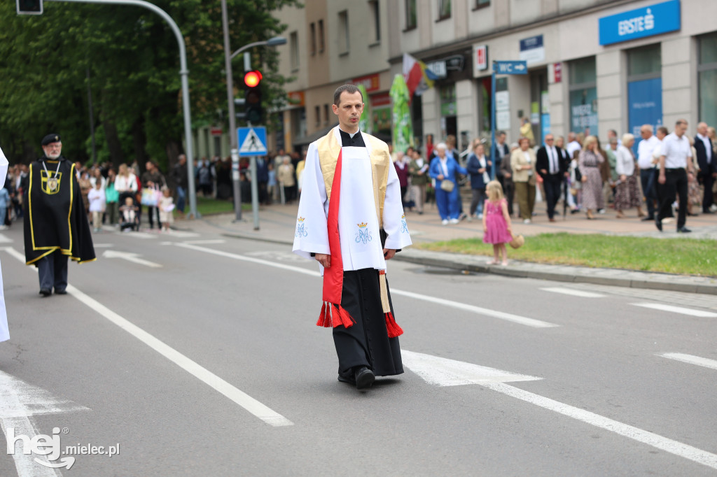 Procesja Parafii pw. Matki Bożej Nieustającej Pomocy w Mielcu