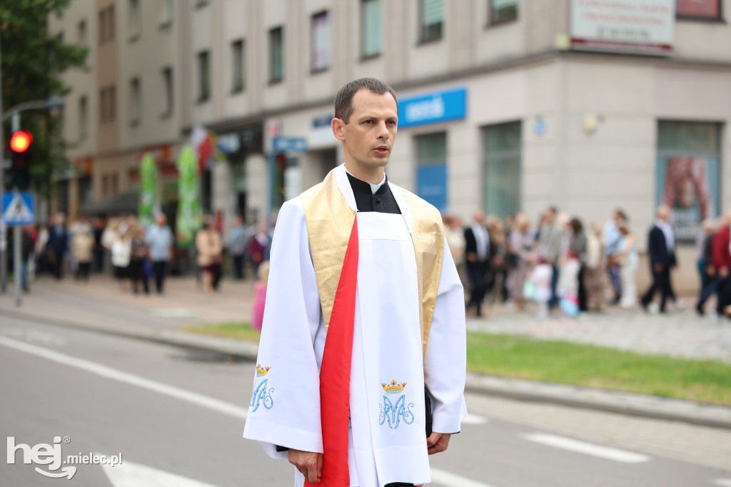 Procesja Parafii pw. Matki Bożej Nieustającej Pomocy w Mielcu