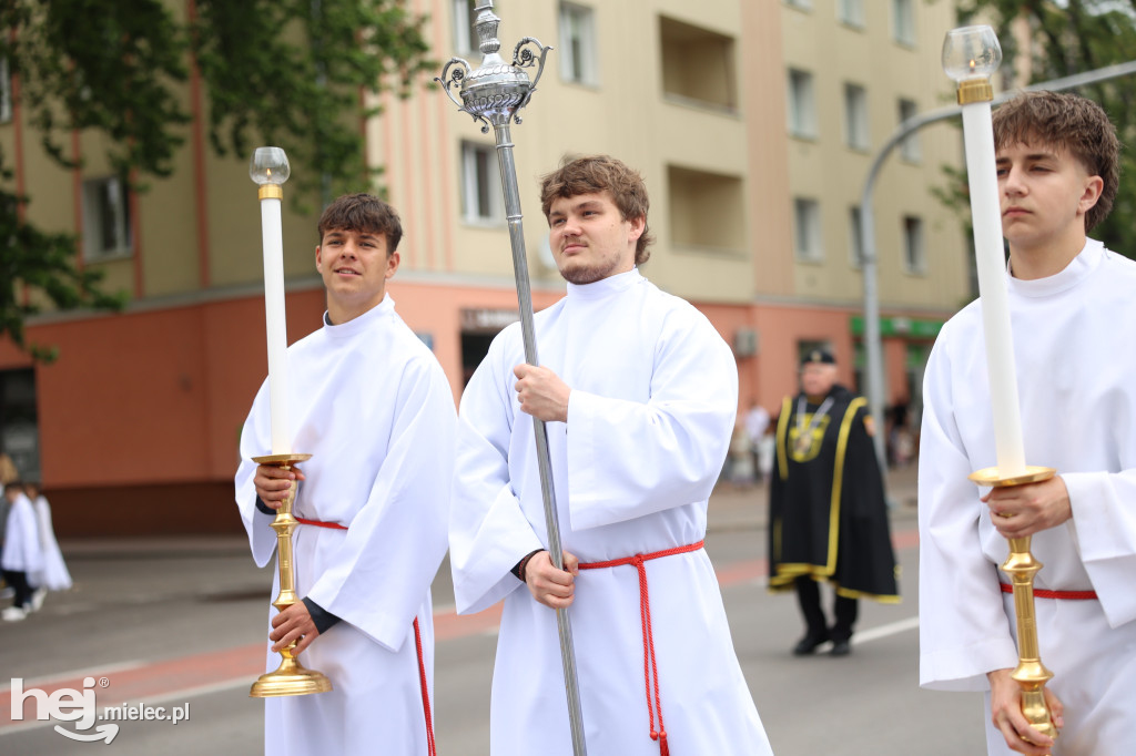 Procesja Parafii pw. Matki Bożej Nieustającej Pomocy w Mielcu