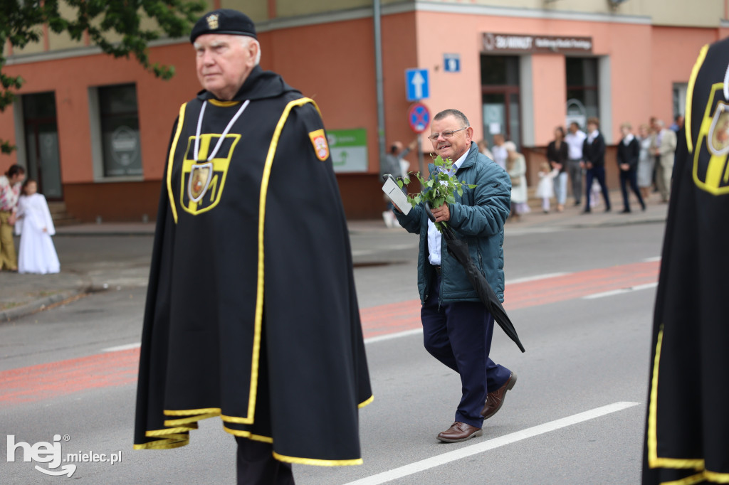 Procesja Parafii pw. Matki Bożej Nieustającej Pomocy w Mielcu