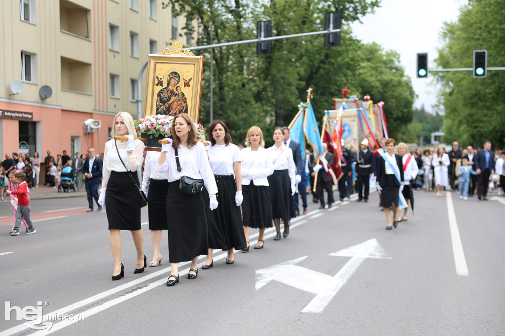 Procesja Parafii pw. Matki Bożej Nieustającej Pomocy w Mielcu