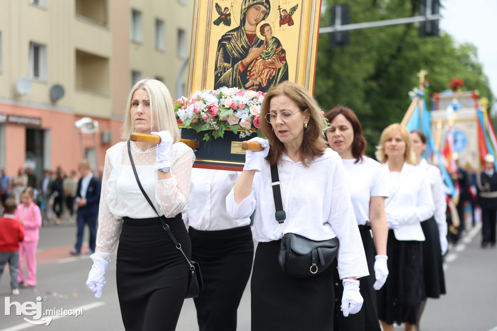 Procesja Parafii pw. Matki Bożej Nieustającej Pomocy w Mielcu