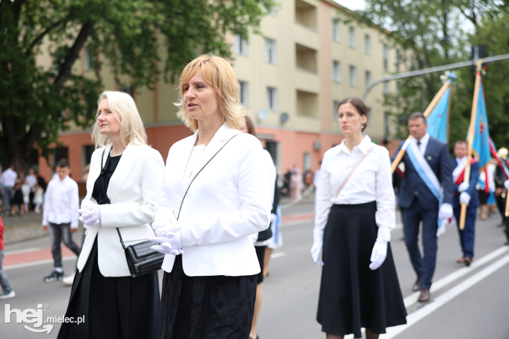 Procesja Parafii pw. Matki Bożej Nieustającej Pomocy w Mielcu