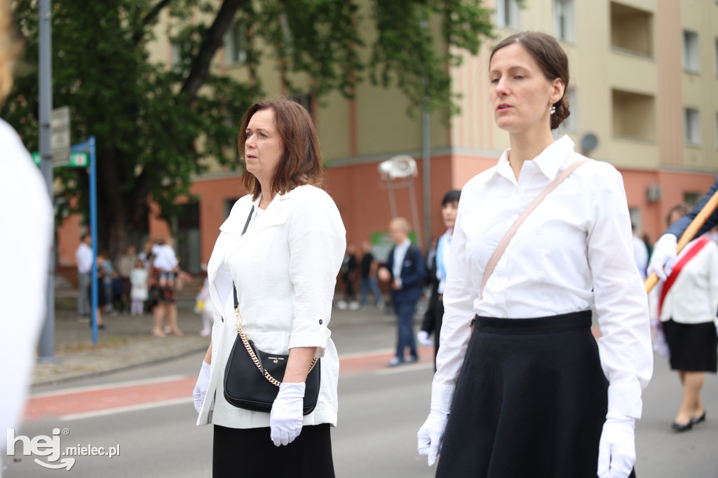 Procesja Parafii pw. Matki Bożej Nieustającej Pomocy w Mielcu
