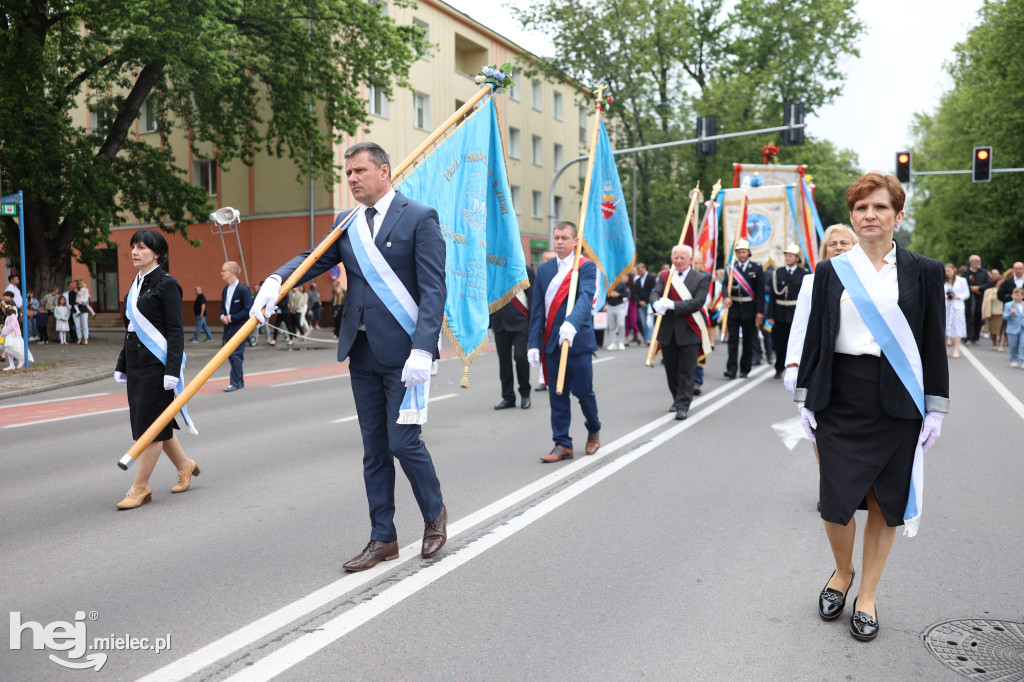 Procesja Parafii pw. Matki Bożej Nieustającej Pomocy w Mielcu