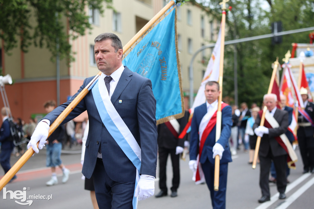 Procesja Parafii pw. Matki Bożej Nieustającej Pomocy w Mielcu