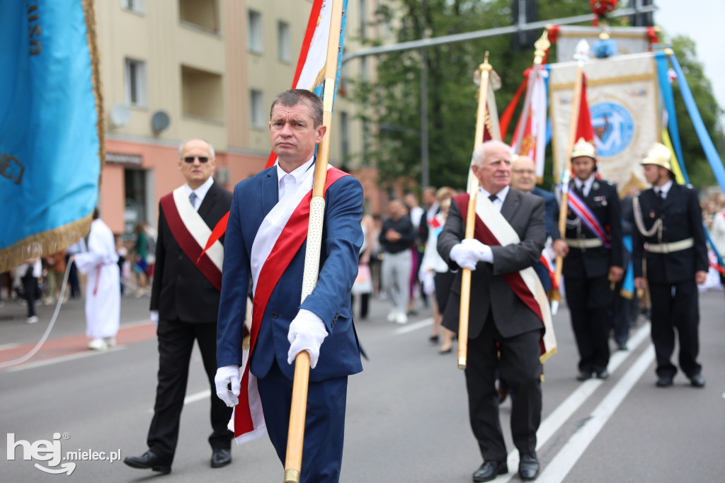 Procesja Parafii pw. Matki Bożej Nieustającej Pomocy w Mielcu