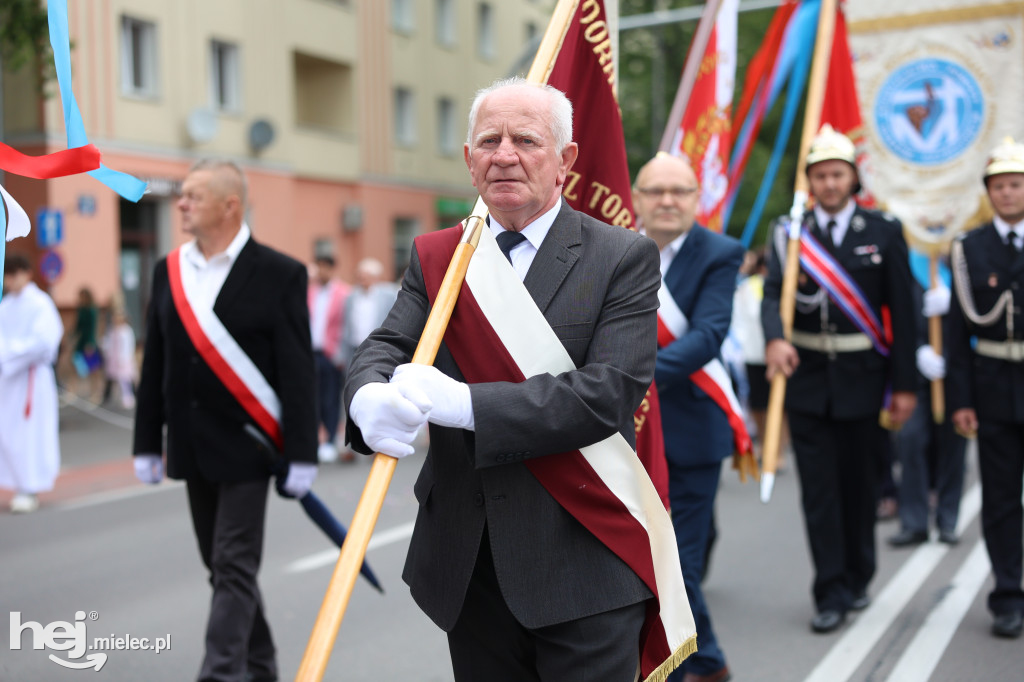 Procesja Parafii pw. Matki Bożej Nieustającej Pomocy w Mielcu