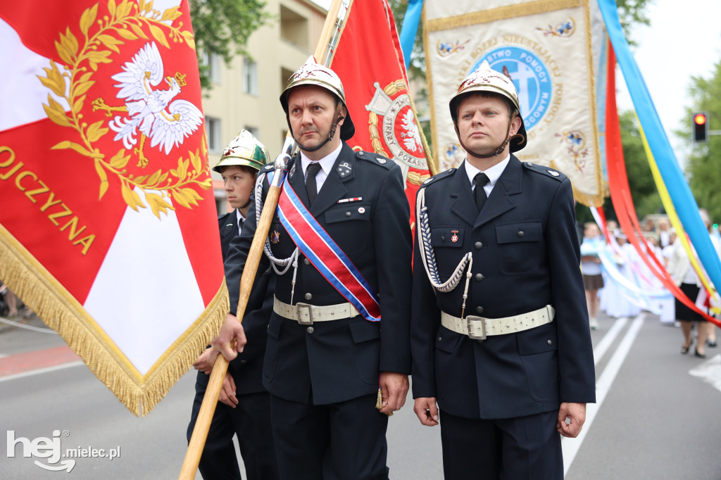 Procesja Parafii pw. Matki Bożej Nieustającej Pomocy w Mielcu