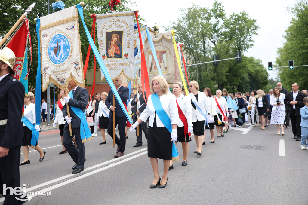 Procesja Parafii pw. Matki Bożej Nieustającej Pomocy w Mielcu