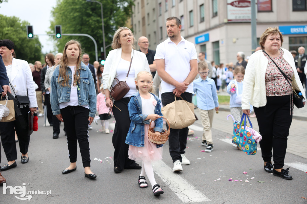 Procesja Parafii pw. Matki Bożej Nieustającej Pomocy w Mielcu