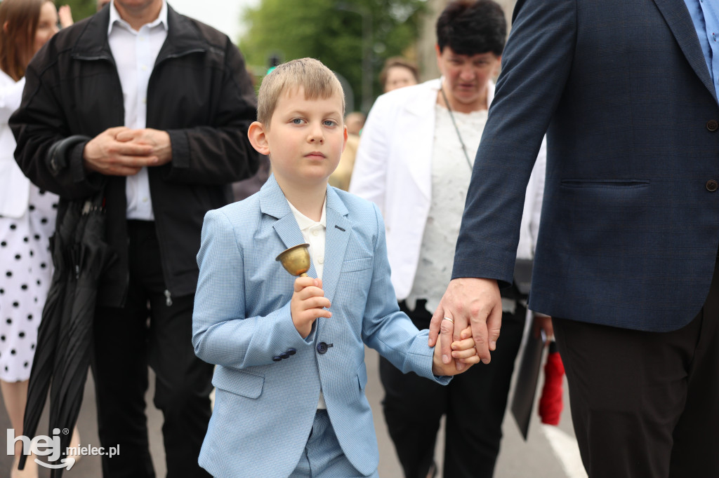 Procesja Parafii pw. Matki Bożej Nieustającej Pomocy w Mielcu