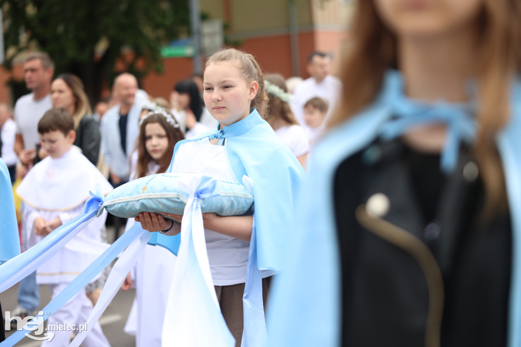Procesja Parafii pw. Matki Bożej Nieustającej Pomocy w Mielcu