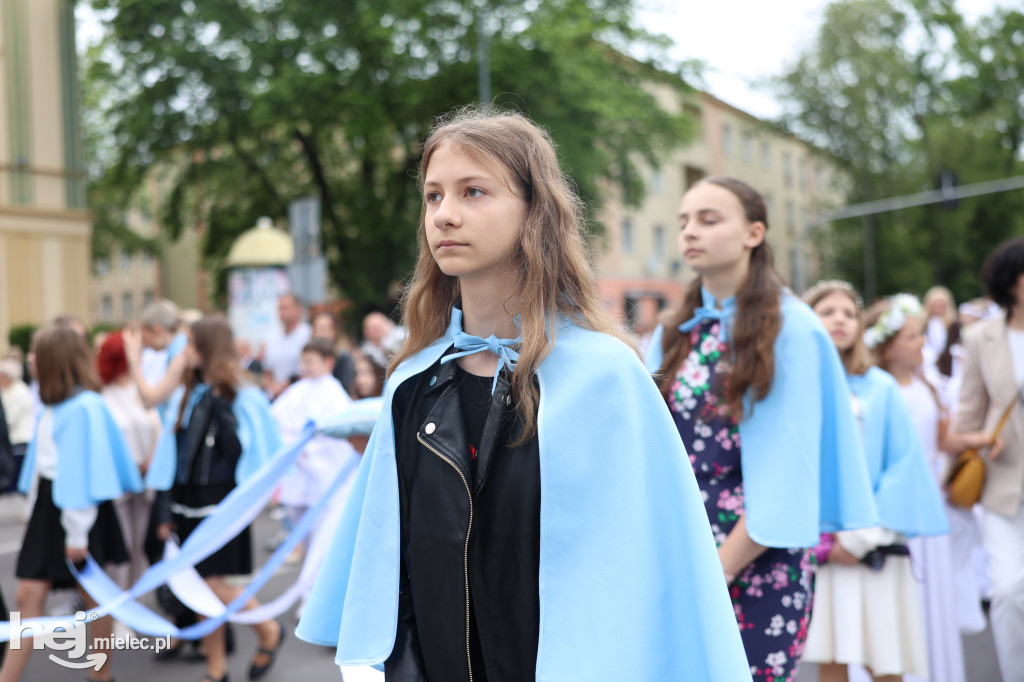 Procesja Parafii pw. Matki Bożej Nieustającej Pomocy w Mielcu
