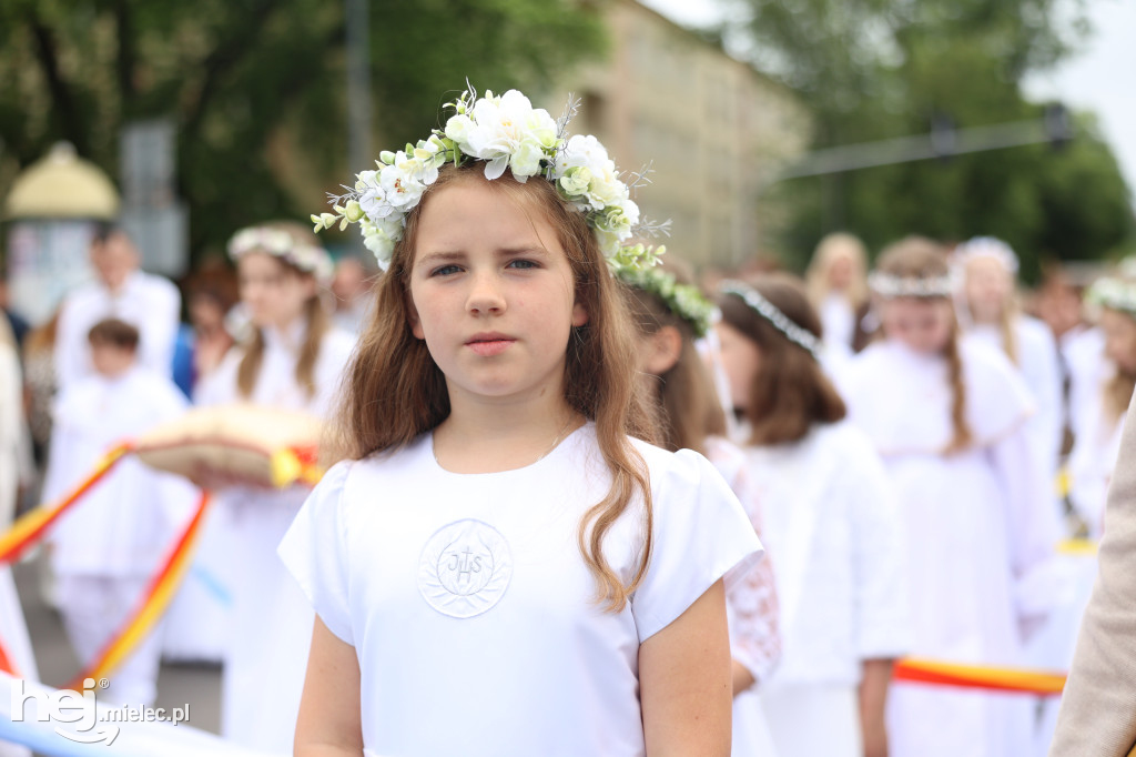 Procesja Parafii pw. Matki Bożej Nieustającej Pomocy w Mielcu