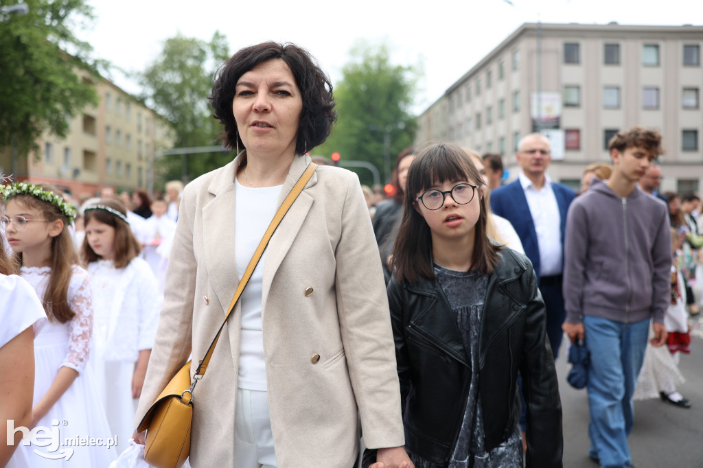 Procesja Parafii pw. Matki Bożej Nieustającej Pomocy w Mielcu