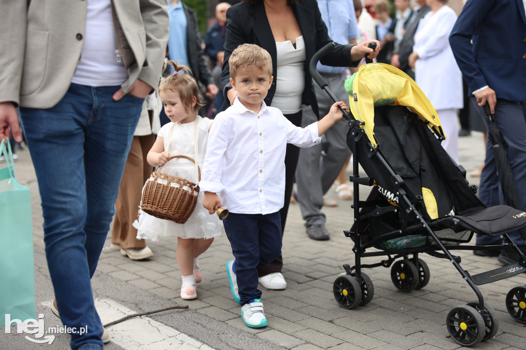 Procesja Parafii pw. Matki Bożej Nieustającej Pomocy w Mielcu