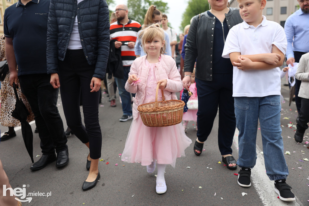 Procesja Parafii pw. Matki Bożej Nieustającej Pomocy w Mielcu