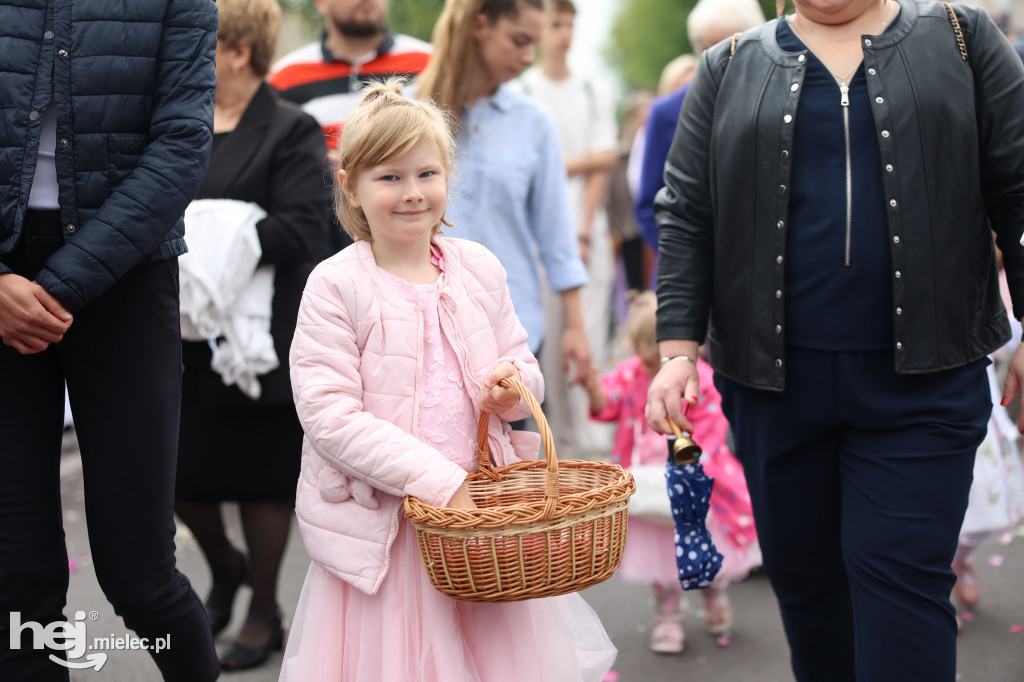 Procesja Parafii pw. Matki Bożej Nieustającej Pomocy w Mielcu