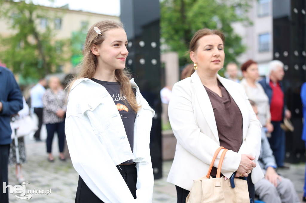 Procesja Parafii pw. Matki Bożej Nieustającej Pomocy w Mielcu