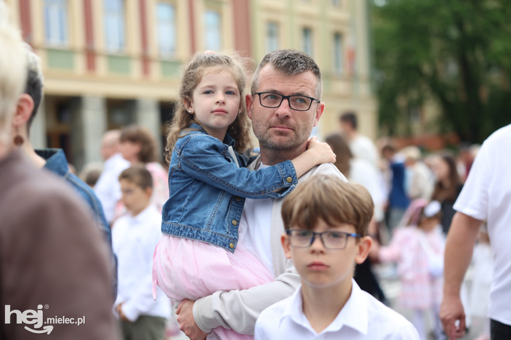 Procesja Parafii pw. Matki Bożej Nieustającej Pomocy w Mielcu