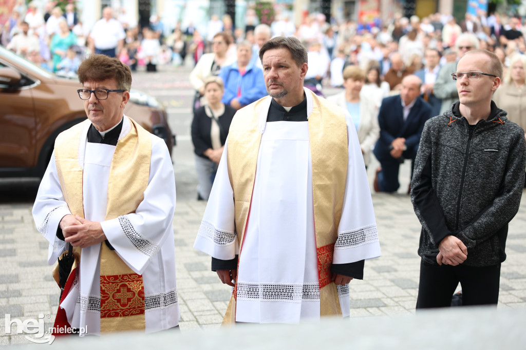 Procesja Parafii pw. Matki Bożej Nieustającej Pomocy w Mielcu