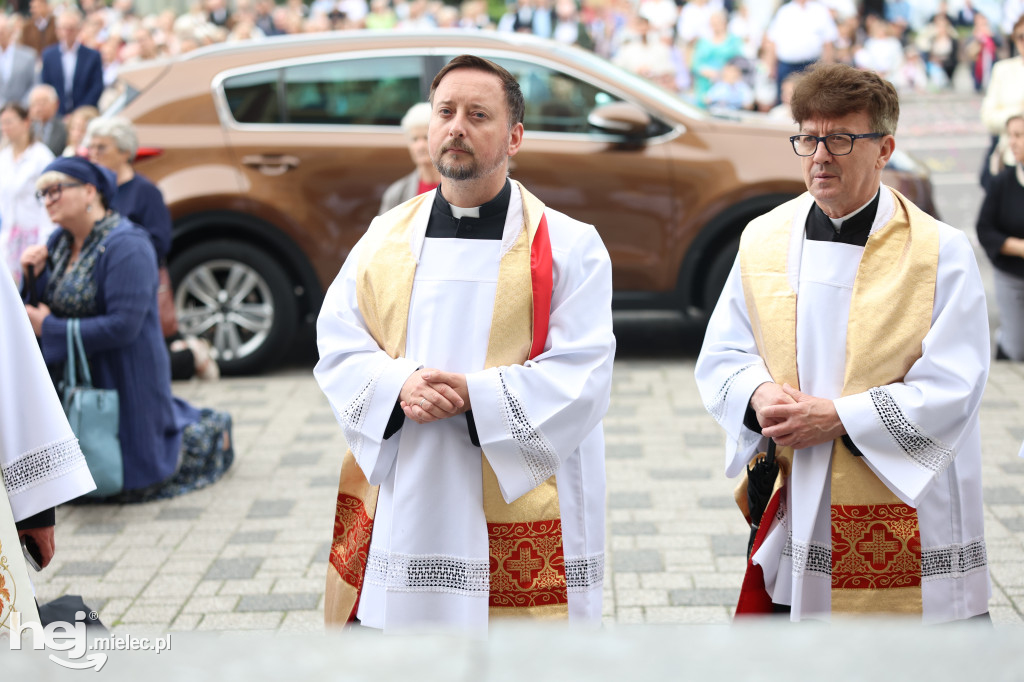 Procesja Parafii pw. Matki Bożej Nieustającej Pomocy w Mielcu