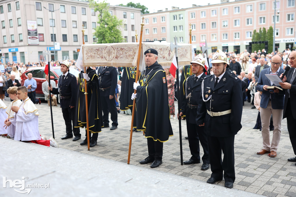 Procesja Parafii pw. Matki Bożej Nieustającej Pomocy w Mielcu