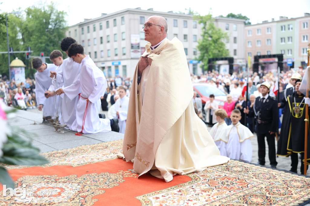 Procesja Parafii pw. Matki Bożej Nieustającej Pomocy w Mielcu