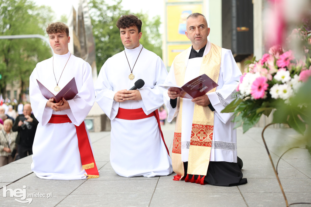 Procesja Parafii pw. Matki Bożej Nieustającej Pomocy w Mielcu