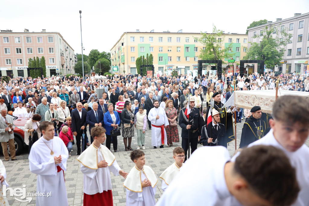 Procesja Parafii pw. Matki Bożej Nieustającej Pomocy w Mielcu