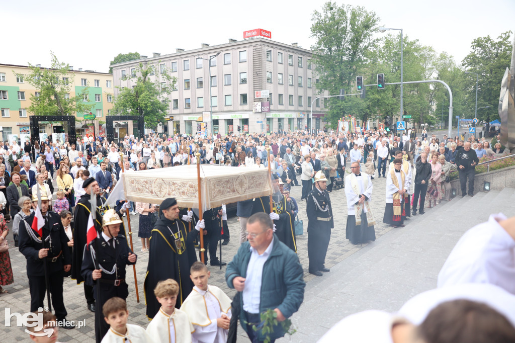 Procesja Parafii pw. Matki Bożej Nieustającej Pomocy w Mielcu