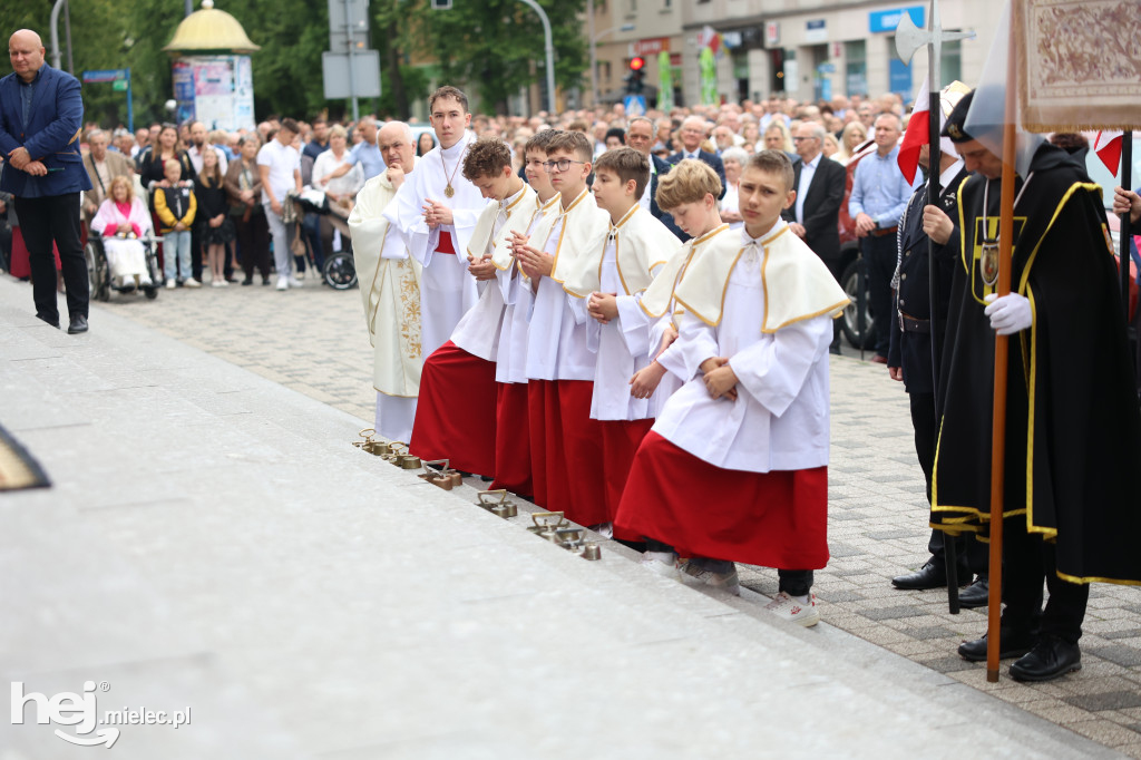 Procesja Parafii pw. Matki Bożej Nieustającej Pomocy w Mielcu