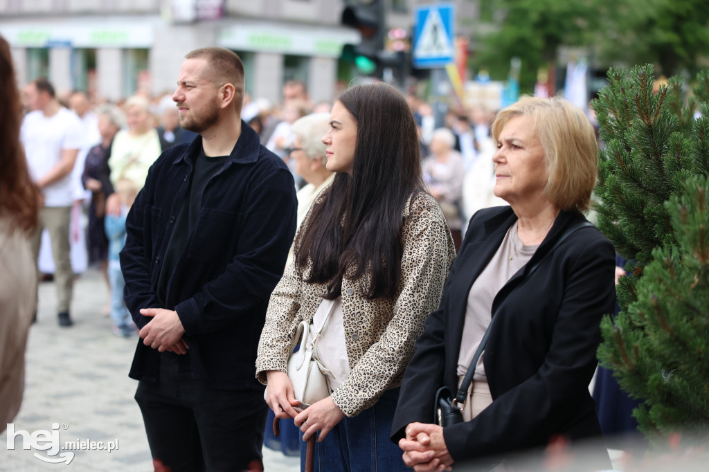 Procesja Parafii pw. Matki Bożej Nieustającej Pomocy w Mielcu