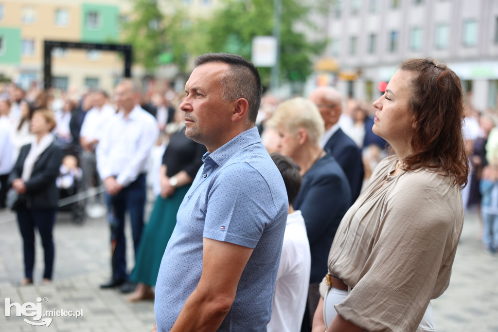 Procesja Parafii pw. Matki Bożej Nieustającej Pomocy w Mielcu