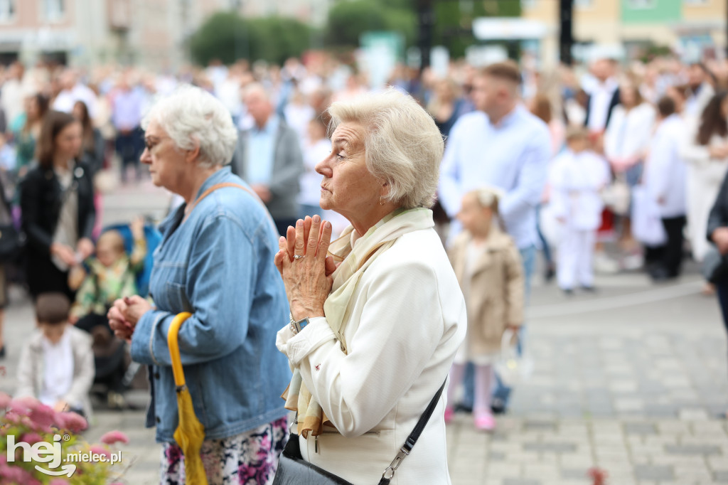 Procesja Parafii pw. Matki Bożej Nieustającej Pomocy w Mielcu