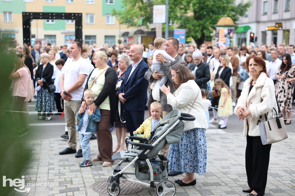 Procesja Parafii pw. Matki Bożej Nieustającej Pomocy w Mielcu