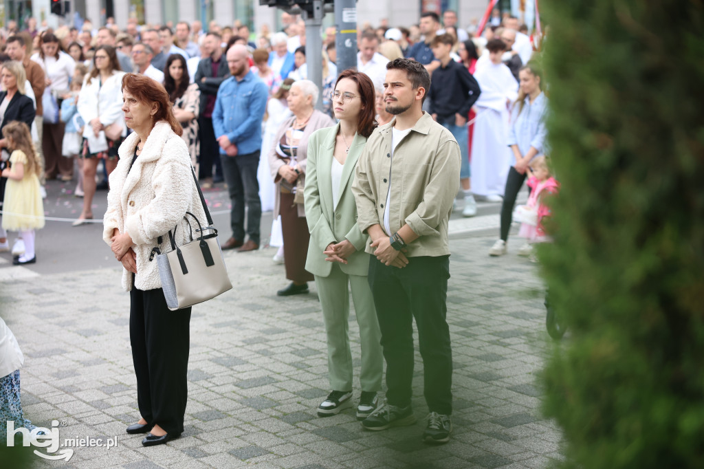 Procesja Parafii pw. Matki Bożej Nieustającej Pomocy w Mielcu
