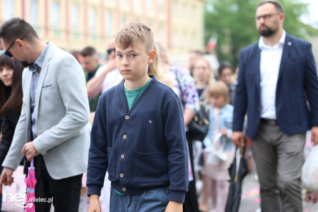 Procesja Parafii pw. Matki Bożej Nieustającej Pomocy w Mielcu