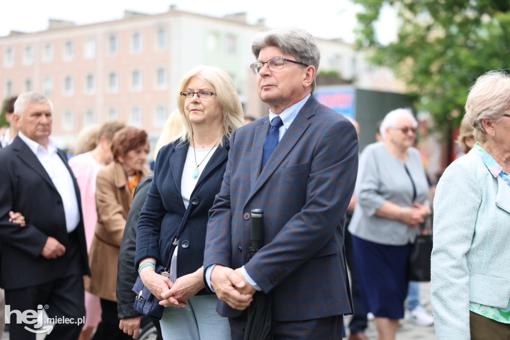 Procesja Parafii pw. Matki Bożej Nieustającej Pomocy w Mielcu