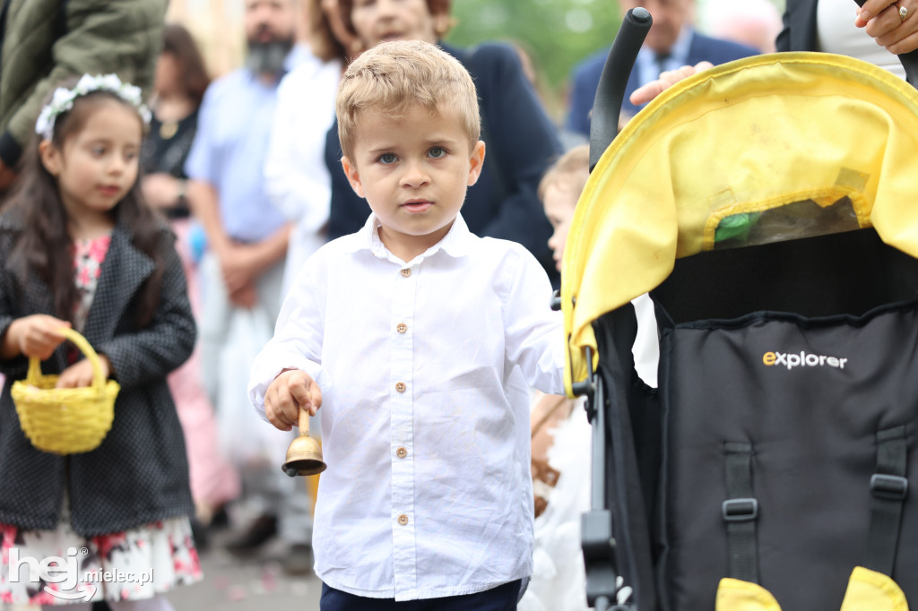 Procesja Parafii pw. Matki Bożej Nieustającej Pomocy w Mielcu