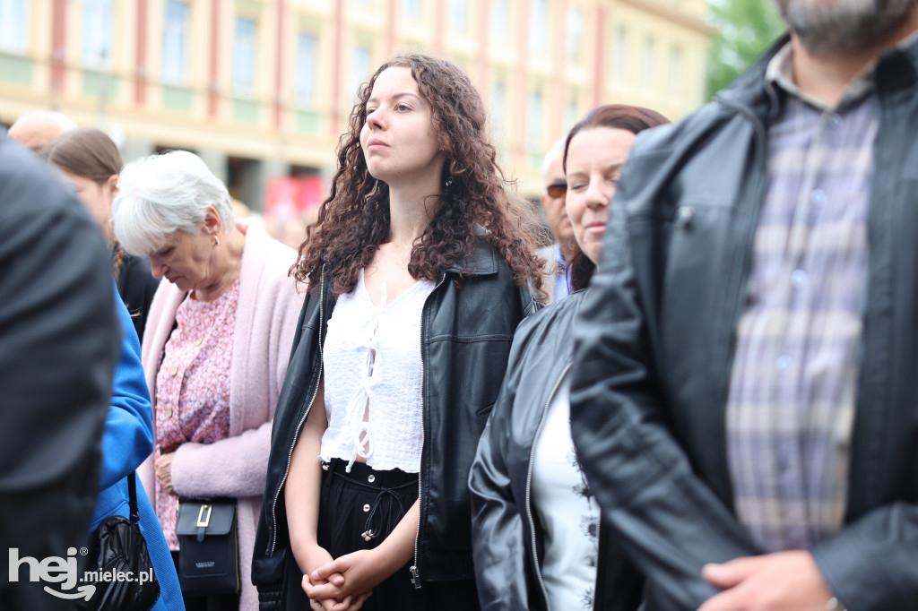 Procesja Parafii pw. Matki Bożej Nieustającej Pomocy w Mielcu