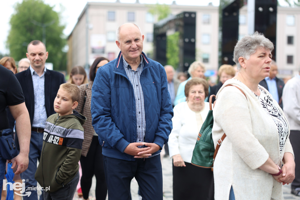 Procesja Parafii pw. Matki Bożej Nieustającej Pomocy w Mielcu