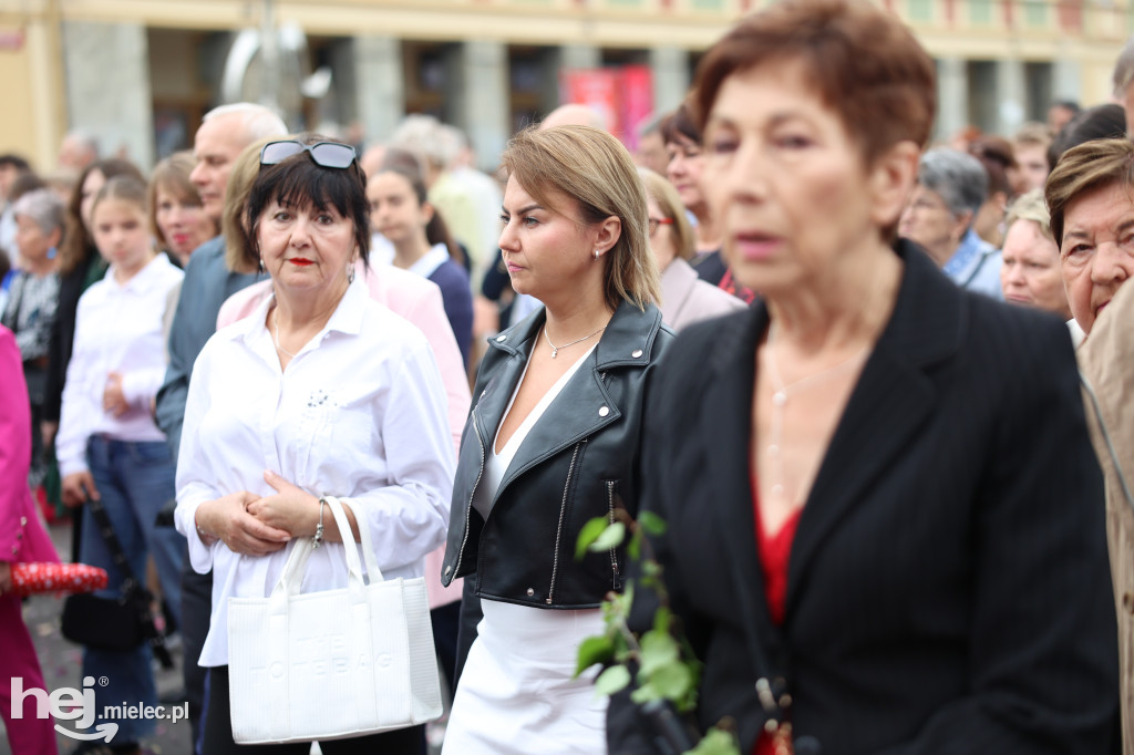 Procesja Parafii pw. Matki Bożej Nieustającej Pomocy w Mielcu