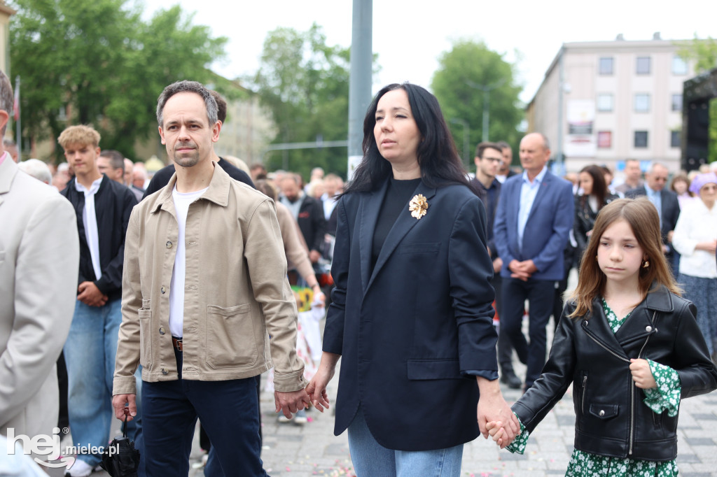 Procesja Parafii pw. Matki Bożej Nieustającej Pomocy w Mielcu