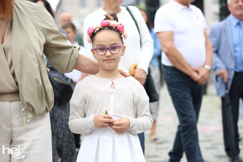 Procesja Parafii pw. Matki Bożej Nieustającej Pomocy w Mielcu