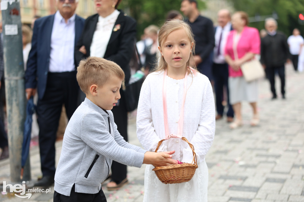 Procesja Parafii pw. Matki Bożej Nieustającej Pomocy w Mielcu