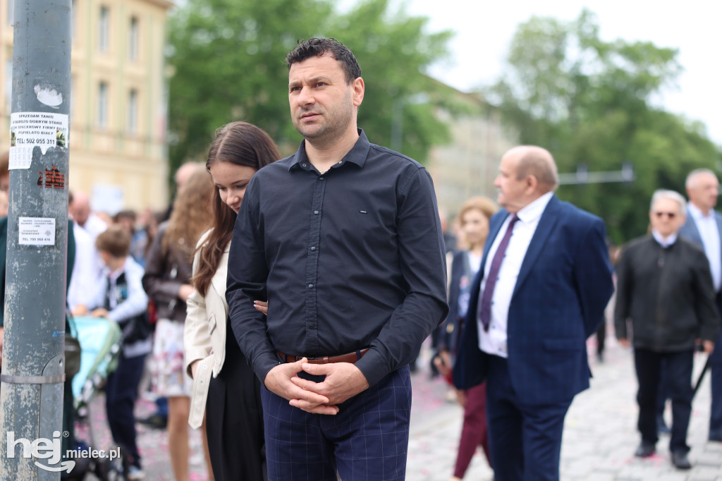 Procesja Parafii pw. Matki Bożej Nieustającej Pomocy w Mielcu